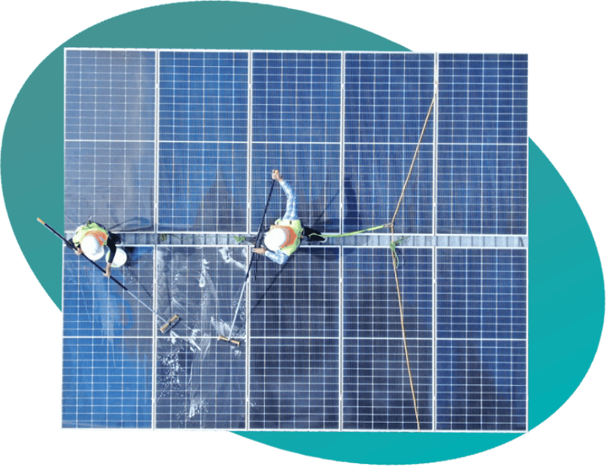 Especialistas de RuniSun realizando mantenimiento profesional a paneles solares